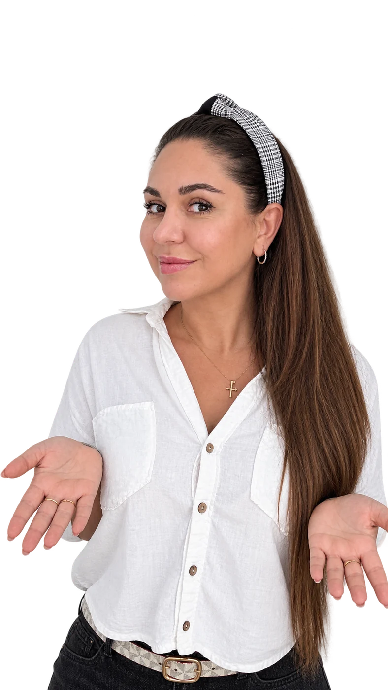 Elen encogiéndose de hombros con media sonrisa